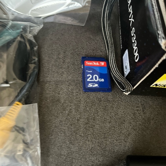 Nikon COOLPIX S3300 Silver Camera Bundle - Picture 4 of 16